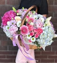 Композиция солнечный день в Пышме Цветочная композиция из Розы, Хризантемы, Пионы и Лизиантусы в корзине в Пышме